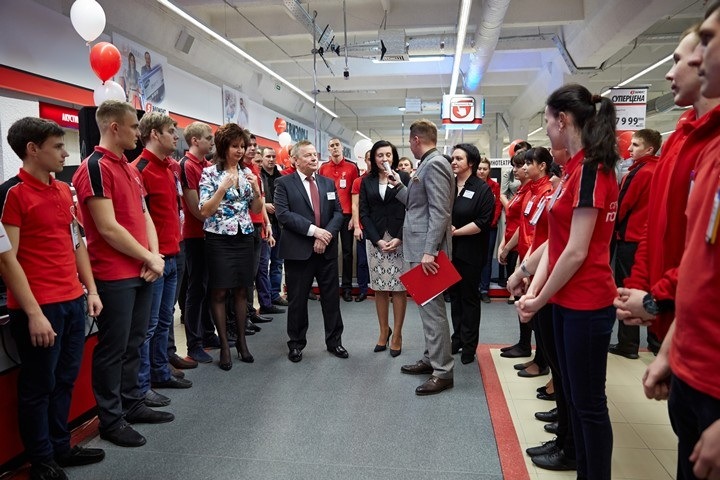 Команда нового магазина приветствует покупателей!