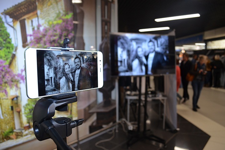 После того, как перерезали красную ленточку, в магазине овациями встретили первого покупателя. Им стал могилевчанин Игорь. 