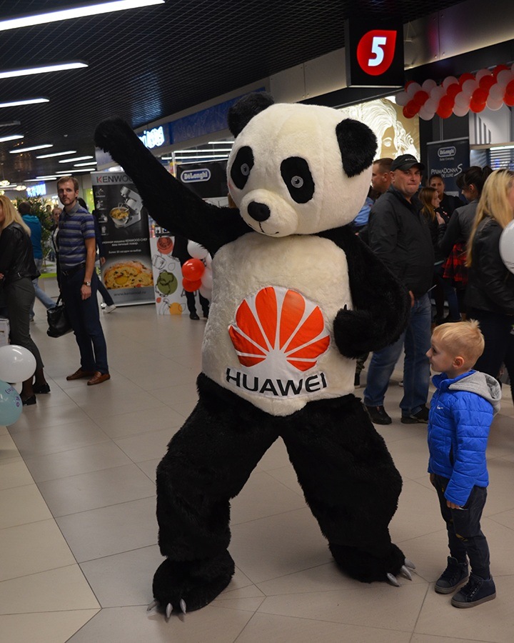 После того, как перерезали красную ленточку, в магазине овациями встретили первого покупателя. Им стал могилевчанин Игорь. 