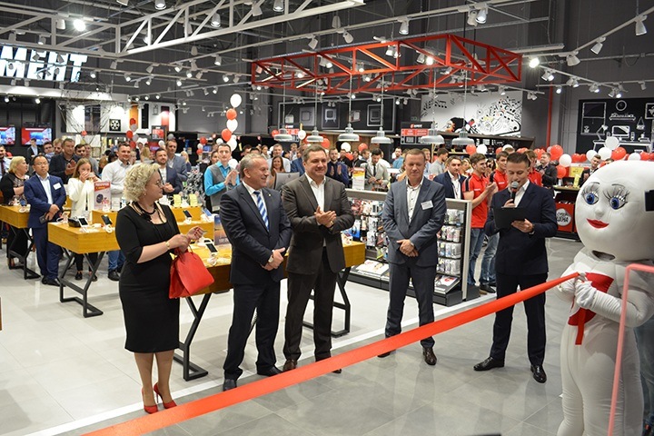 После того, как перерезали красную ленточку, в магазине овациями встретили первого покупателя. Им стал могилевчанин Игорь. 