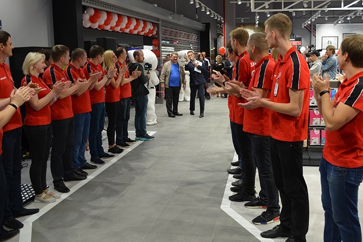 После того, как перерезали красную ленточку, в магазине овациями встретили первого покупателя. Им стал могилевчанин Игорь. 