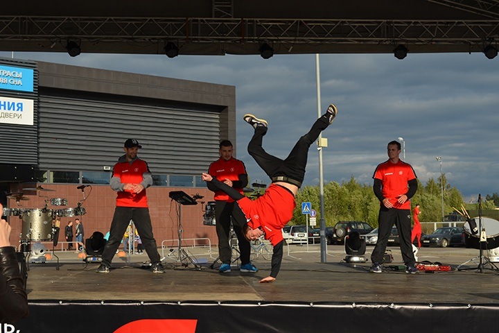 После того, как перерезали красную ленточку, в магазине овациями встретили первого покупателя. Им стал могилевчанин Игорь. 