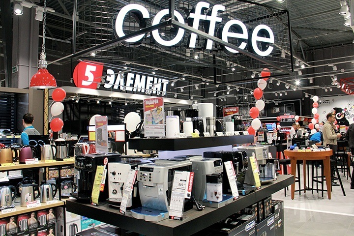 После того, как перерезали красную ленточку, в магазине овациями встретили первого покупателя. Им стал могилевчанин Игорь. 