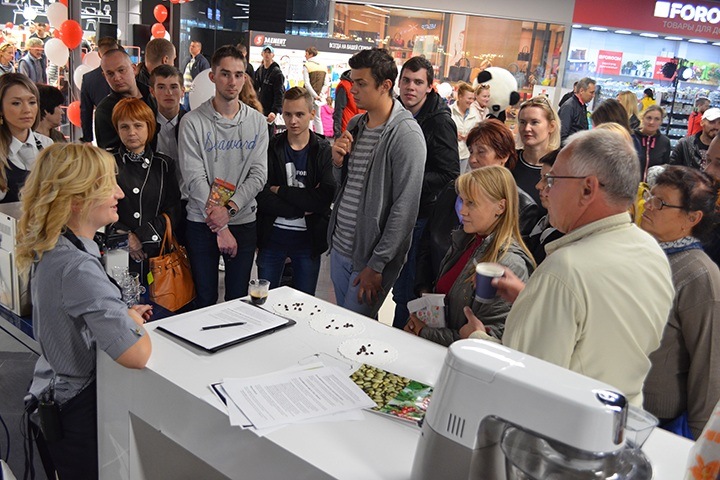 После того, как перерезали красную ленточку, в магазине овациями встретили первого покупателя. Им стал могилевчанин Игорь. 