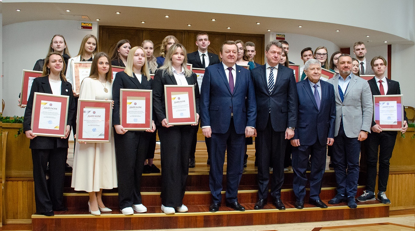 Награждение победителей конкурса юных дипломатов