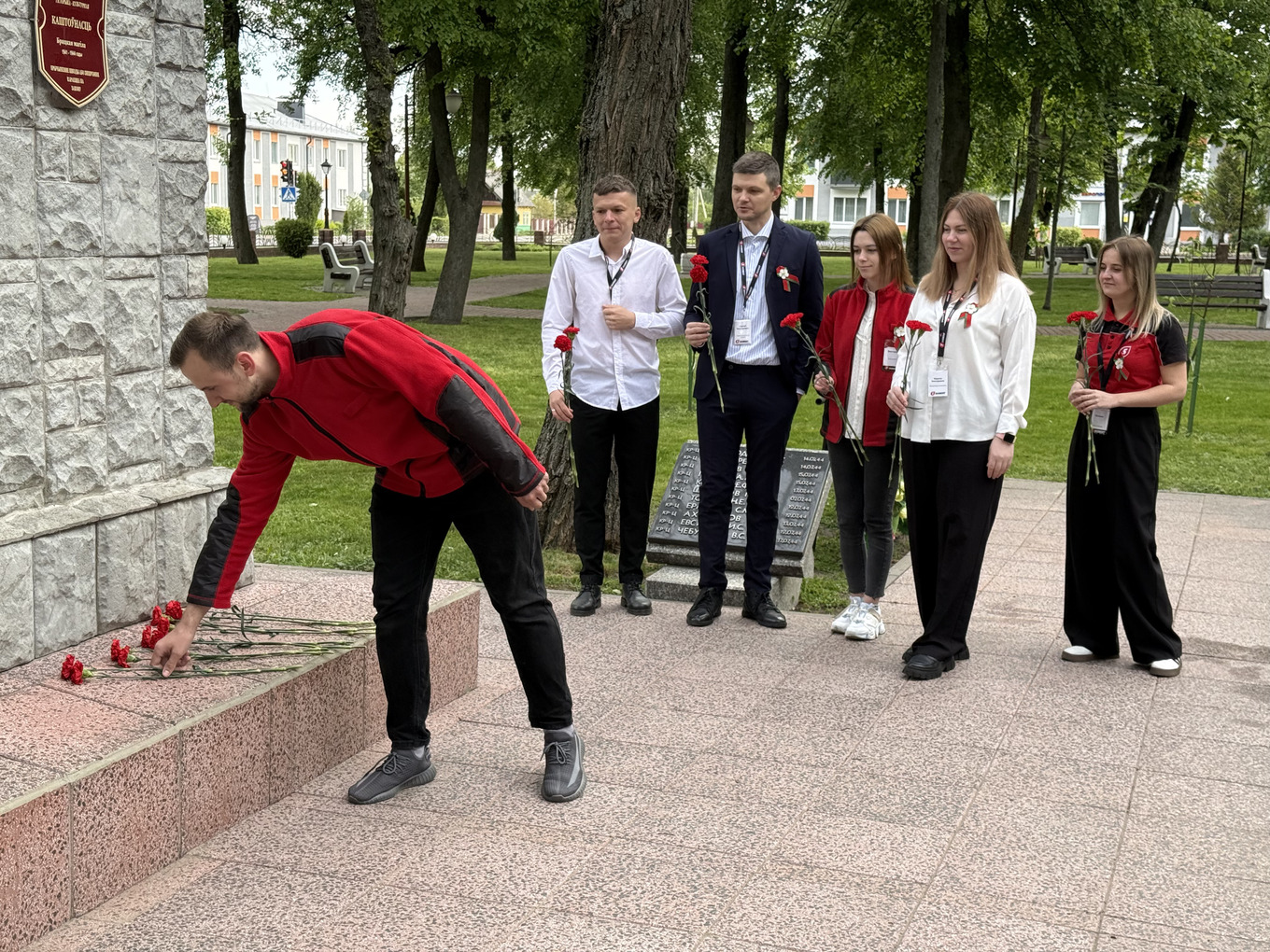 Возложение цветов и венков к монументам Победы