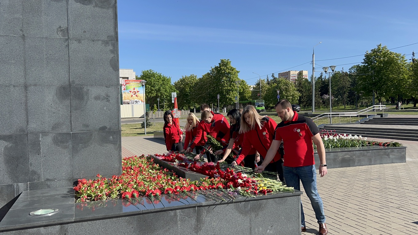 Возложение цветов и венков к монументам Победы