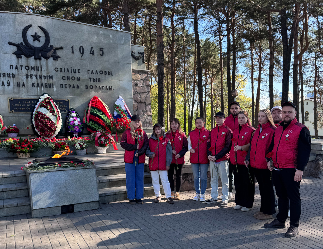 Возложение цветов и венков к монументам Победы