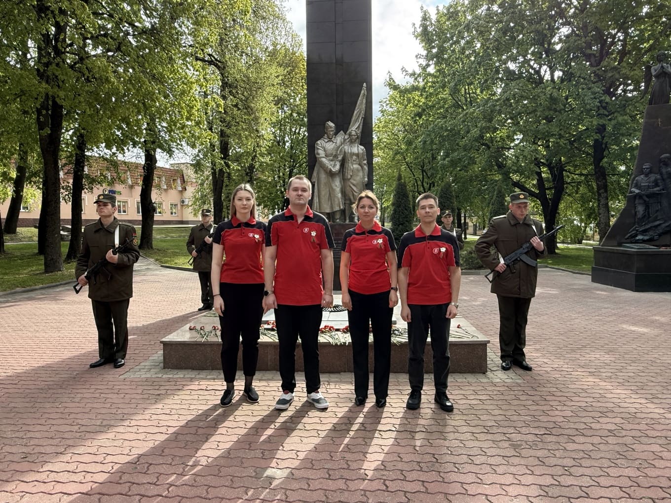 Возложение цветов и венков к монументам Победы