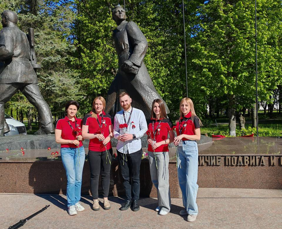 Возложение цветов и венков к монументам Победы