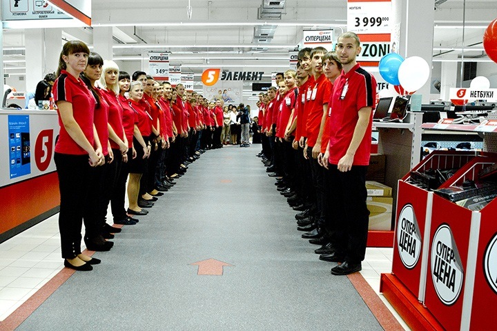 Коллектив магазина в ожидании первого Покупателя!