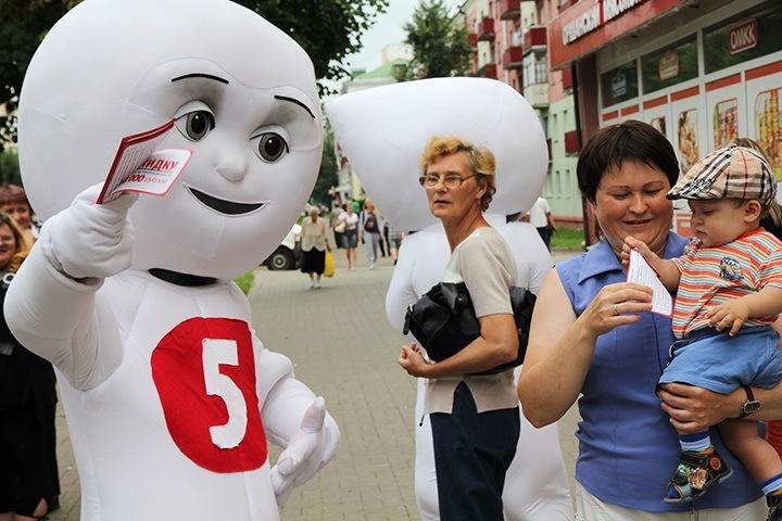 Супергерои вручают купоны на скидку