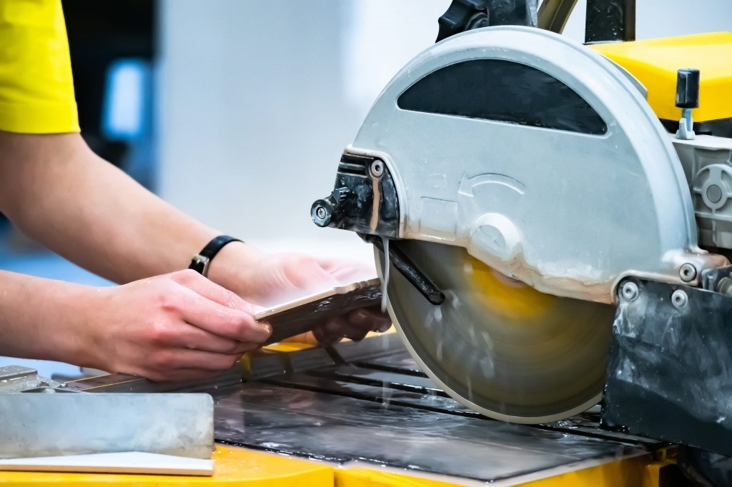 Электрический плиткорез