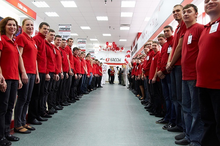 Сотрудники магазина приветствуют первых покупателей