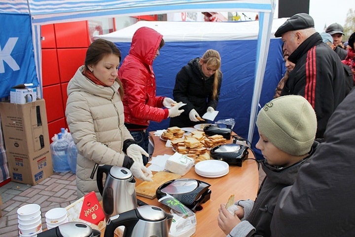 Всем гостям - горячий чай и бутерброды!