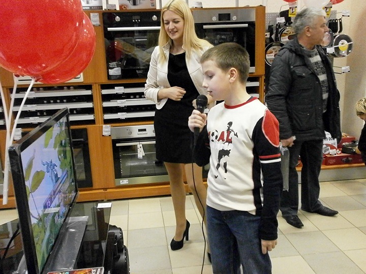 Все желающие могли попробовать караоке