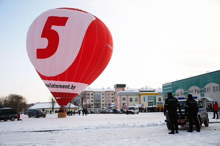 Огромный красный воздушный шар.