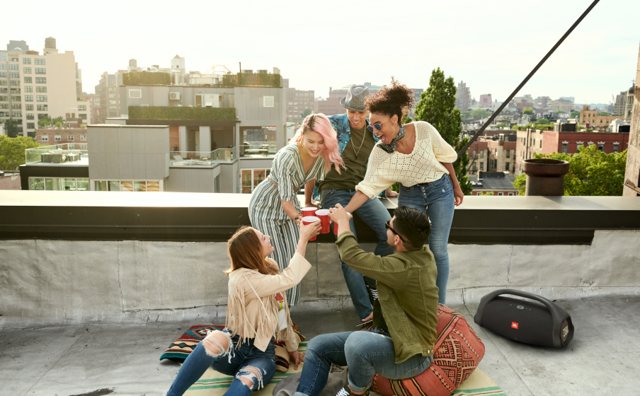 Бас на танцевальных вечеринках — это самое главное, так пусть же ваши друзья прочувствуют его. Бас колонки JBL Boombox 2 такой же глубокий и мощный, как и в вашем любимом клубе, где установлена акустика JBL.