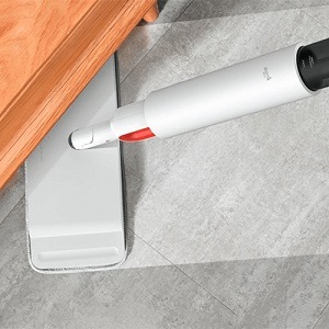 В швабре так же предусмотрен собственный отсек для пыли