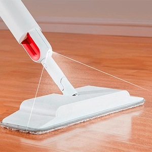 Размещенный на насадке пульверизатор позволяет распылять мелкодисперсную влагу на дистанцию в 110 см