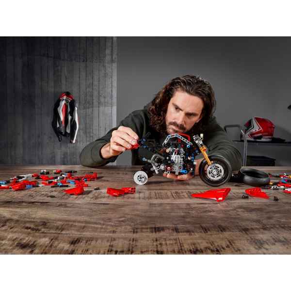 Конструктор LEGO Technic 42202 Мотоцикл Ducati Panigale V4 S