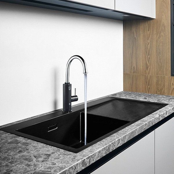 Проточный водонагреватель Royal Thermo QuickTap (черный)