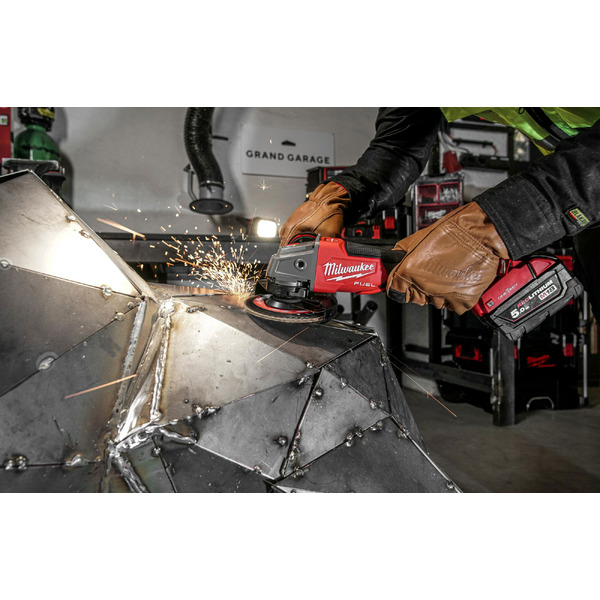 Угловая шлифмашина Milwaukee M18 ONEFSAG 125XPDB-502X Fuel 4933478435 (с 2-мя АКБ)