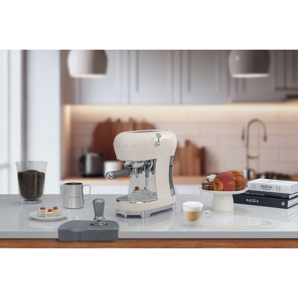 Рожковая кофеварка Smeg ECF02CREU