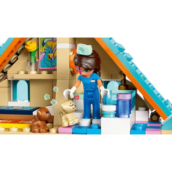 Конструктор Lego Friends Ветеринарная клиника для лошадей и питомцев 42651