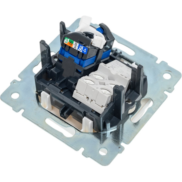 Розетка компьютерная Legrand Valena 695339 (белый)