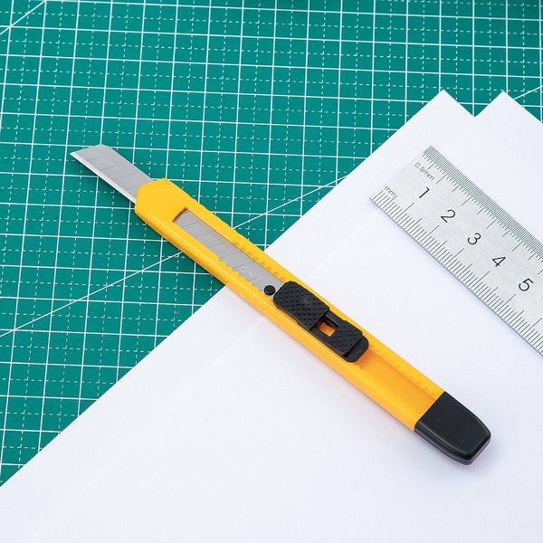 Нож канцелярский 9 мм DELI (2051)