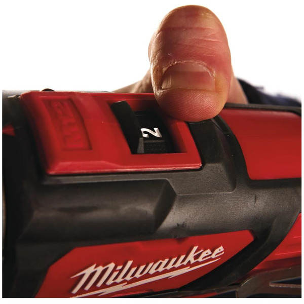 Дрель-шуруповерт Milwaukee M12 BPD-202C 4933441940 (с 2-мя АКБ, кейс)