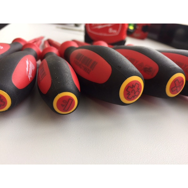 Отвертка изолированная Milwaukee PH1x80 4932464043