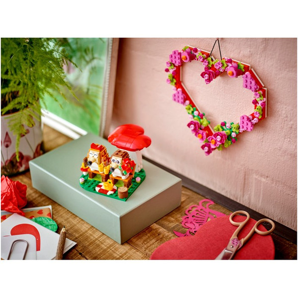 Конструктор Lego Icons Свидание ежиков на пикнике 40711