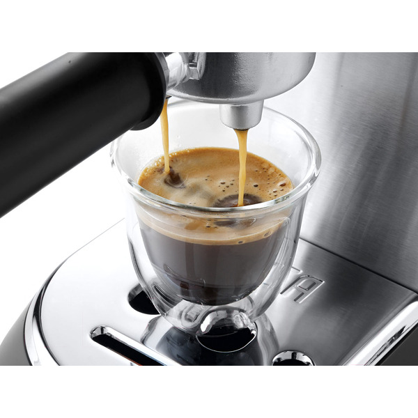 Кофеварка DeLonghi EC685.M
