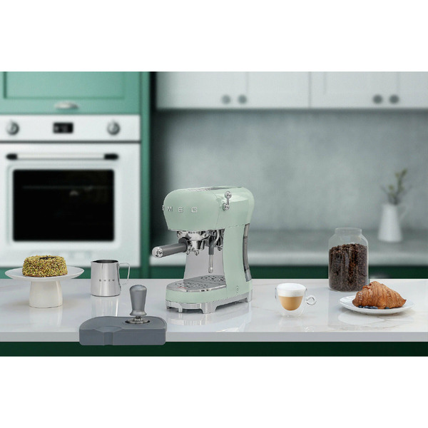 Рожковая кофеварка Smeg ECF02PGEU