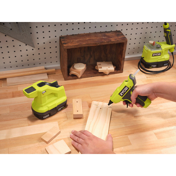 Термоклеевой пистолет Ryobi RGLM18-0 (5133005001) без АКБ