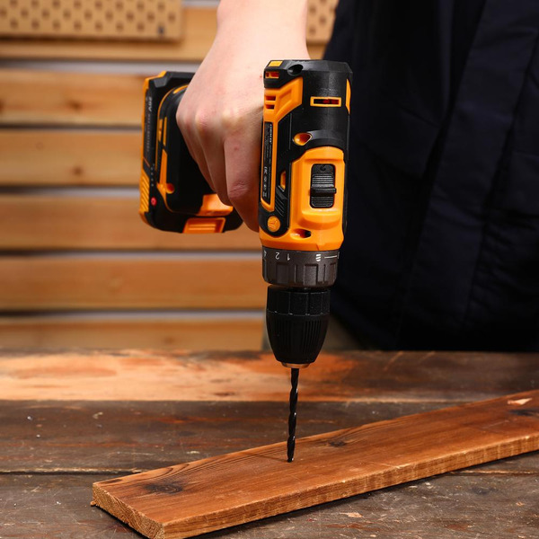 Дрель-шуруповерт Deko GCD20DU PRO + Set 63 083-1039 (с 2-мя АКБ, кейс)