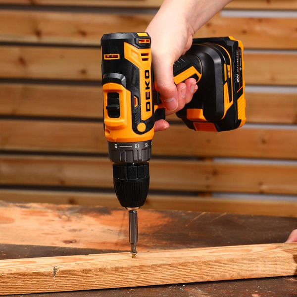 Дрель-шуруповерт Deko GCD20DU PRO + Set 63 083-1039 (с 2-мя АКБ, кейс)