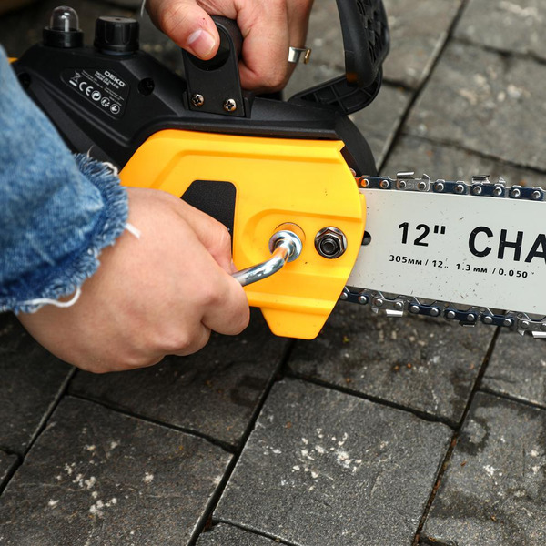 Пила цепная Deko DKCHS 20 063-4356 (с 2-мя АКБ)