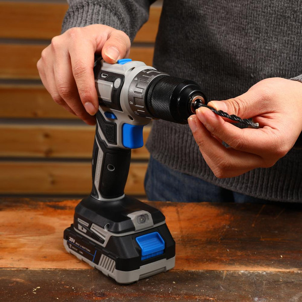 Дрель-шуруповерт Deko DKCD20V One + Set 63 083-1038 (с 2-мя АКБ, кейс)