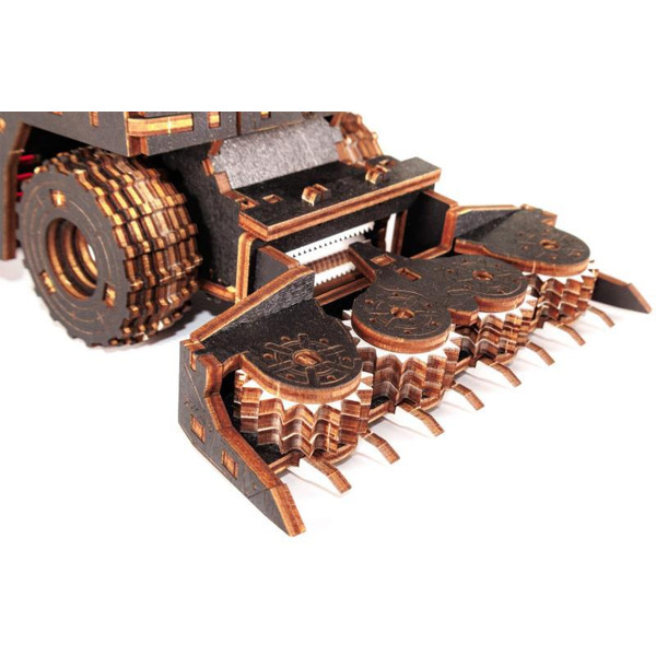 Сборная модель EWA Кормоуборочный комбайн FS80 PRO с жаткой ЖКС-4.5