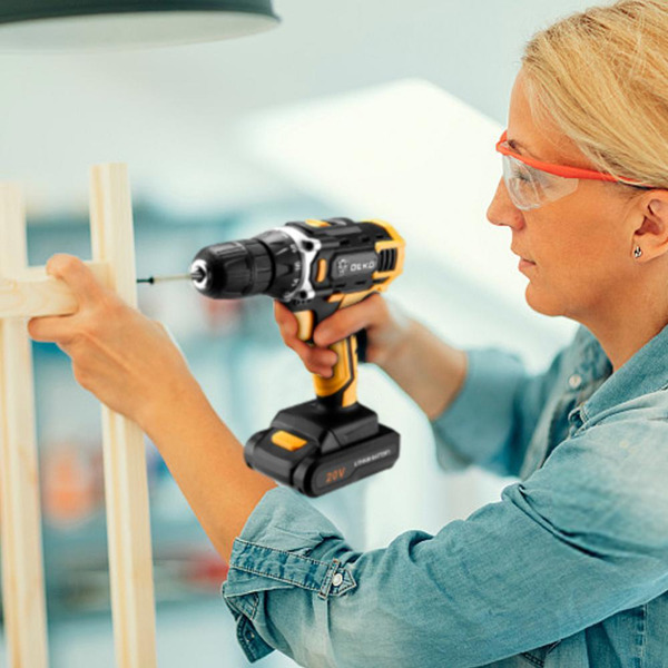 Дрель-шуруповерт Deko DKCD20FU-Li SET 63 (063-4175) с 2-мя АКБ, кейс