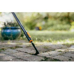 Тяпка для уборки травы с дорожек Fiskars 1080687