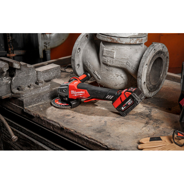 Угловая шлифмашина Milwaukee M18 ONEFSAG 125XPDB-502X Fuel 4933478435 (с 2-мя АКБ)