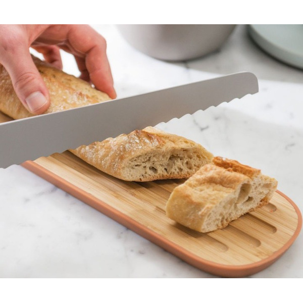 Бамбуковая разделочная доска BergHOFF Leo с ручкой, арт.3950087, 44х10х1,5 см.