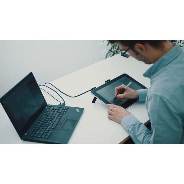 Графический монитор Wacom One DTC133WOB