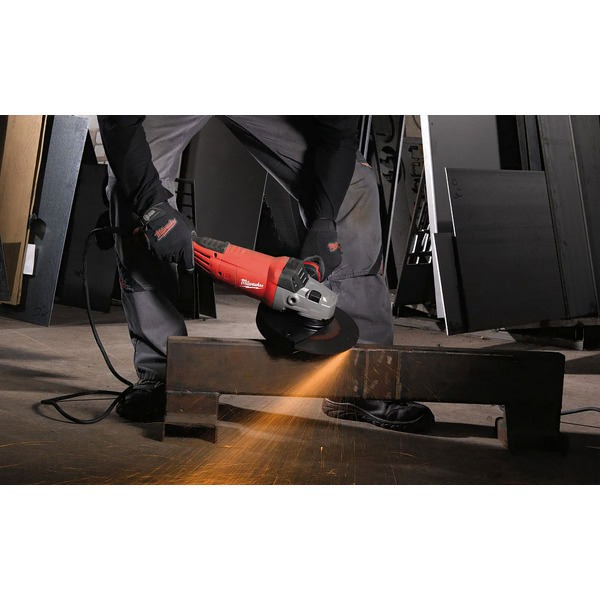 Угловая шлифмашина Milwaukee AGVK24-230EK 4933451413