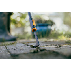 Тяпка для уборки травы с дорожек Fiskars 1080687