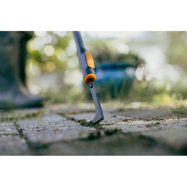 Тяпка для уборки травы с дорожек Fiskars 1080687